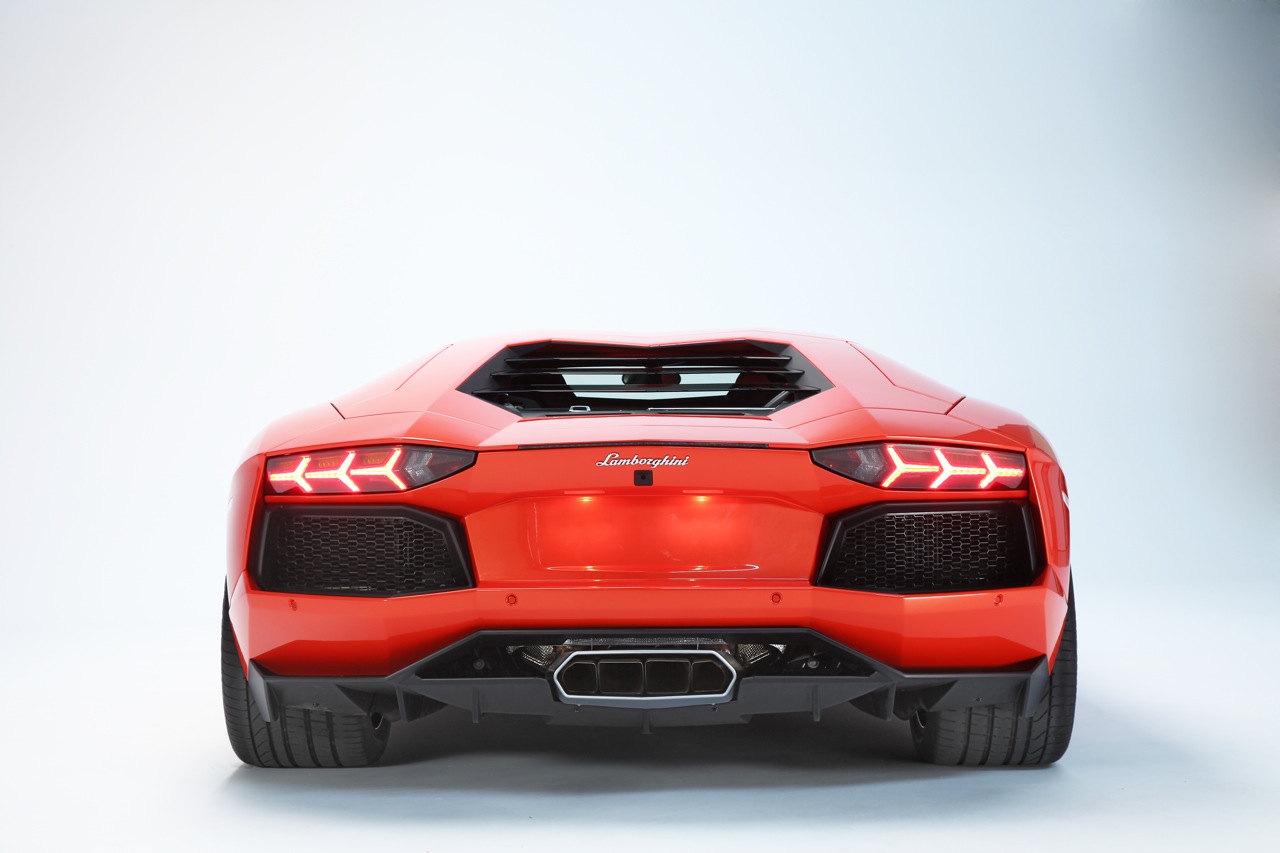 Lamborghini-Aventador-Rear-View.jpg