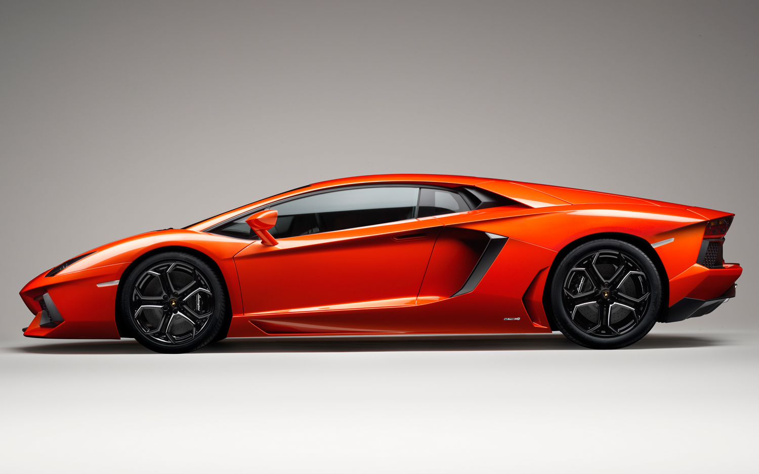 lamborghini-aventador-side-view.jpg