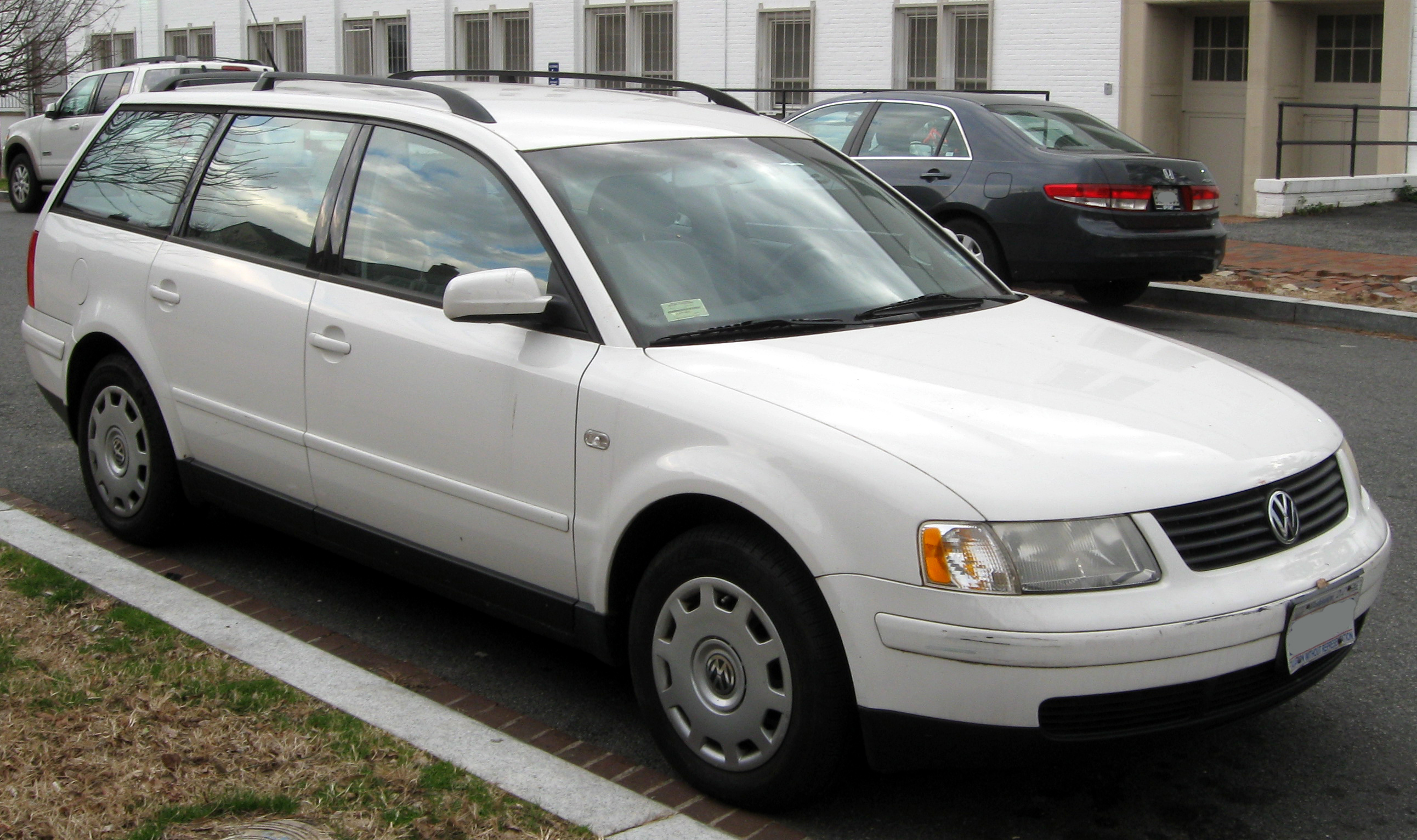 1998-2001_Volkswagen_Passat_wagon_--_01-07-2012_front.jpg